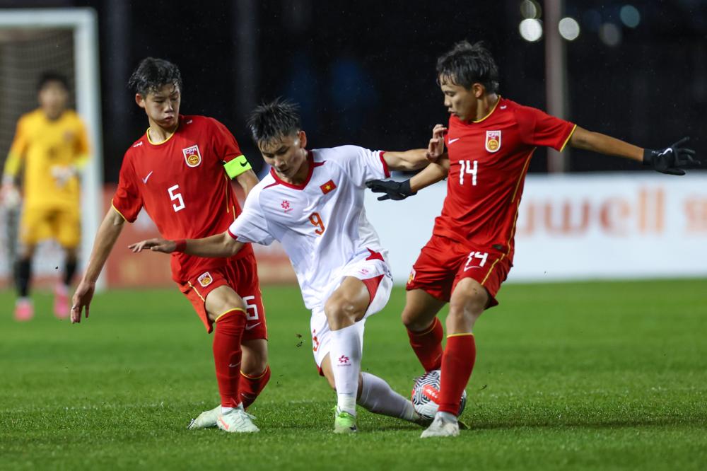 齐达内访华与樊振东互动，展现球技，赞其乒乓球成就，两人友好交流，共话皇马。